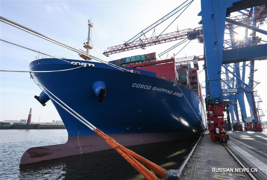 Китайский контейнеровоз нового поколения "COSCO SHIPPING ARIES" пришвартовался в порту Гамбург