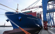 Китайский контейнеровоз нового поколения "COSCO SHIPPING ARIES" пришвартовался в порту Гамбург