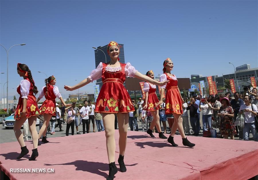 Наплыв туристов в МЦПС "Хоргос" на китайско-казахстанской границе