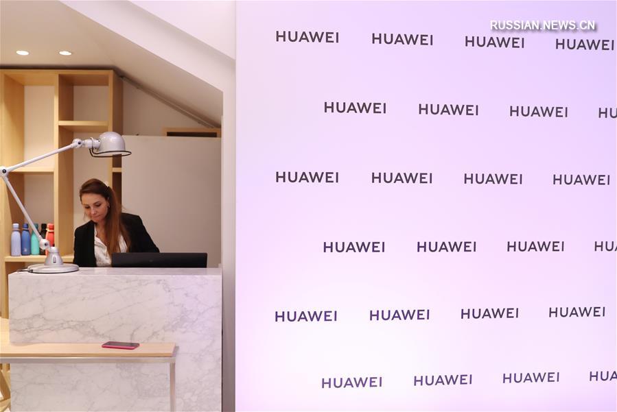 В Париже открылся первый флагманский магазин Huawei